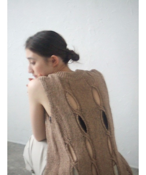 MINERTE（ミネルテ）の「【MINERTE】hole knit vest / 穴あきVネックニットベスト（ベスト・レディース・ブラウン/アイボリー/ブラック・FREE）」の12枚目の写真