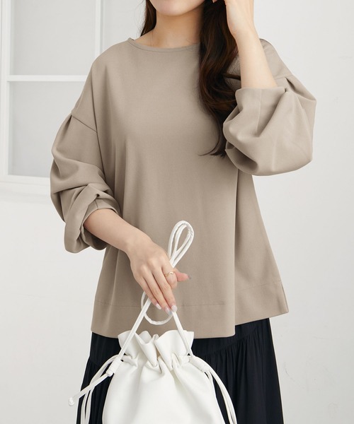 Viola e Viola(ヴィオラエヴィオラ)の「袖タックブラウスTシャツ(シャツ/ブラウス・レディース・ブラック/ホワイト/ネイビー/グレイッシュベージュ・L/LL/3L/M)」の4枚目の写真