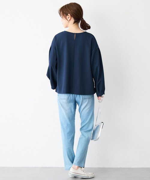 Viola e Viola(ヴィオラエヴィオラ)の「袖タックブラウスTシャツ(シャツ/ブラウス・レディース・ブラック/ホワイト/ネイビー/グレイッシュベージュ・L/LL/3L/M)」の11枚目の写真