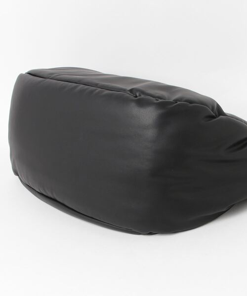 JNBY(ジェーエヌビーワイ)の「Padded Chain Shoulder Big Bag / ショルダーバッグ(ショルダーバッグ・レディース・ブラック・ONE SIZE)」の7枚目の写真