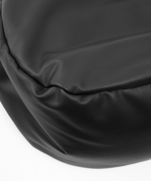 JNBY(ジェーエヌビーワイ)の「Padded Chain Shoulder Big Bag / ショルダーバッグ(ショルダーバッグ・レディース・ブラック・ONE SIZE)」の8枚目の写真