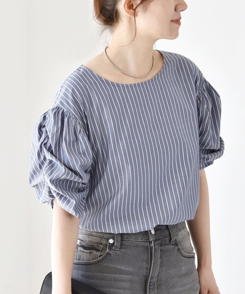 quaranciel(カランシエル)の「quaranciel:〈手洗い可能〉ギャザー ハーフスリーブ ストライプ ブラウス(シャツ/ブラウス・レディース・ブルー/ライトブルー・ONE SIZE)」の1枚目の写真