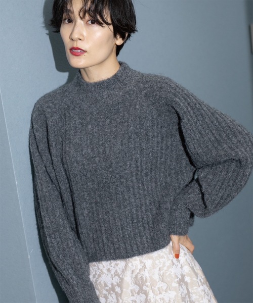 OPAQUE.CLIP(オペークドットクリップ)の「◆《美人百花掲載》ミドルゲージショートワイドリブニット【洗濯機洗い可】(ニット/セーター・レディース・ライトブルー/レッド系1/ダークグレー/オフホワイト・38/36/40)」の3枚目の写真