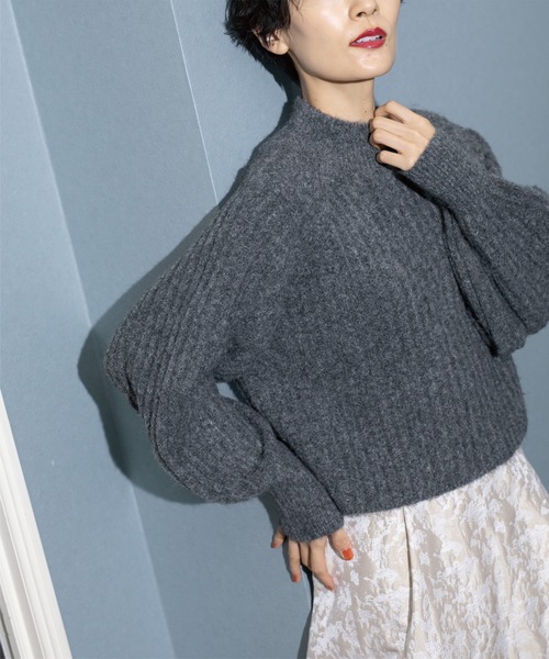 OPAQUE.CLIP(オペークドットクリップ)の「◆《美人百花掲載》ミドルゲージショートワイドリブニット【洗濯機洗い可】(ニット/セーター・レディース・ライトブルー/レッド系1/ダークグレー/オフホワイト・38/36/40)」の7枚目の写真