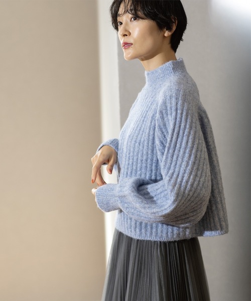 OPAQUE.CLIP(オペークドットクリップ)の「◆《美人百花掲載》ミドルゲージショートワイドリブニット【洗濯機洗い可】(ニット/セーター・レディース・ライトブルー/レッド系1/ダークグレー/オフホワイト・38/36/40)」の18枚目の写真