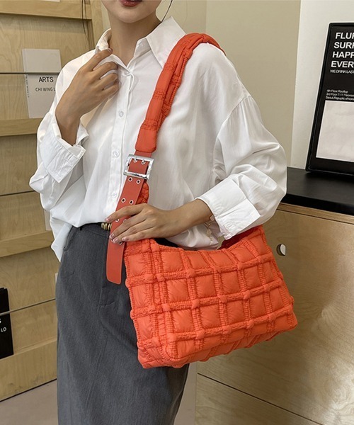 Miniministore（ミニミニストア）の「キルティングショルダーバッグ大容量軽量鞄（ショルダーバッグ・レディース・ブルー/オレンジ/ブラック/グレー/オフホワイト/ピンク/カーキ/ベージュ・FREE）」の8枚目の写真