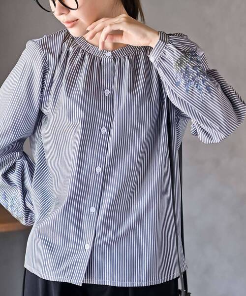 rps(アールピーエス)の「刺繍スリーブバンドカラーブラウス(シャツ/ブラウス・レディース・オフホワイト/ストライプ/ホワイト系その他2/ネイビー/ホワイト系その他3・フリー)」の4枚目の写真