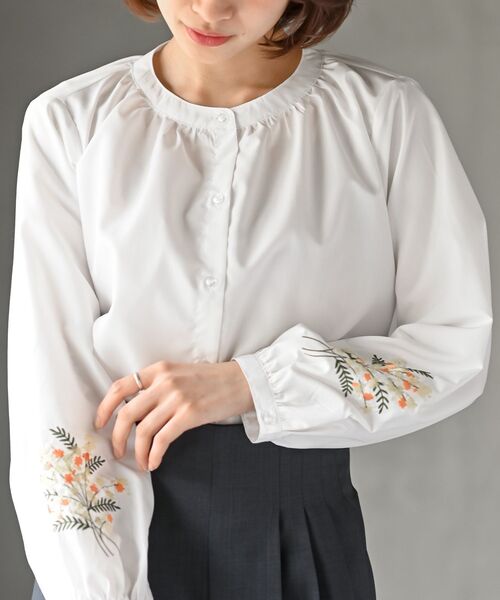 rps(アールピーエス)の「刺繍スリーブバンドカラーブラウス(シャツ/ブラウス・レディース・オフホワイト/ストライプ/ホワイト系その他2/ネイビー/ホワイト系その他3・フリー)」の3枚目の写真
