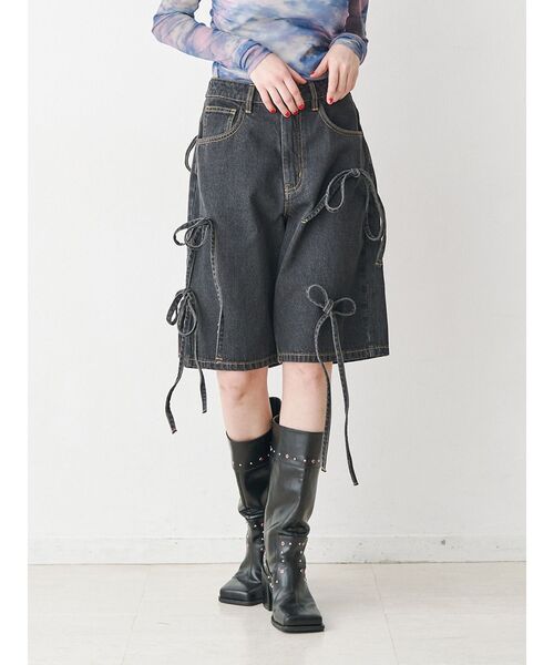 jouetie(ジュエティ)の「ワイドデニムリボンハーフパンツ(デニムパンツ・レディース・ブルー/ブラック・MEDIUM/SMALL)」の2枚目の写真