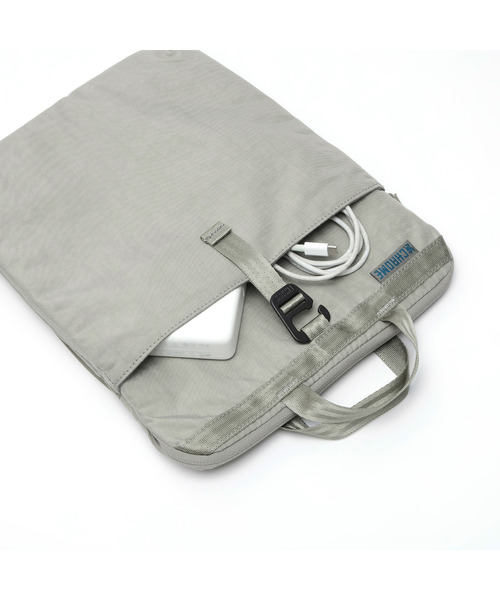 CHROME（クローム）の「［ CHROME / クローム ］LAPTOP BAG MD / ラップトップ バッグ ミディアム 耐水 2L（エコバッグ/サブバッグ・メンズ・グレー/ブラック/モスグリーン・FREE）」の7枚目の写真