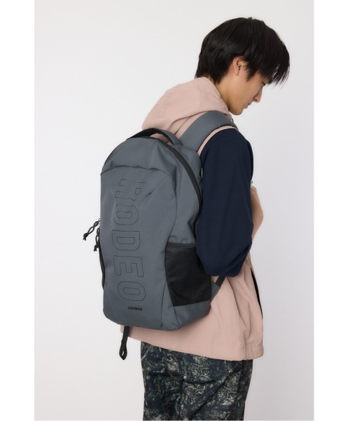 RODEO CROWNS WIDE BOWL（ロデオクラウンズワイドボウル）の「ロゴバックパック（バックパック/リュック・メンズ・ブラック/グレー・FREE）」の2枚目の写真