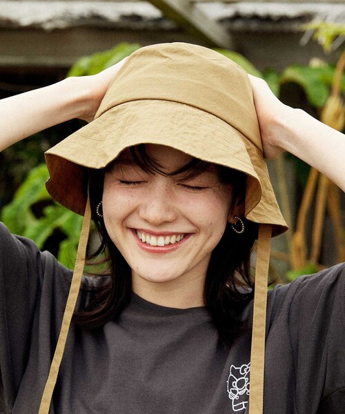 FREAK'S STORE（フリークスストア）の「【Beach & Festival】2way UV 撥水ナイロン 紐付きサファリハット（ハット・レディース・ブラック/オリーブ/ベージュ・ONE SIZE）」の4枚目の写真