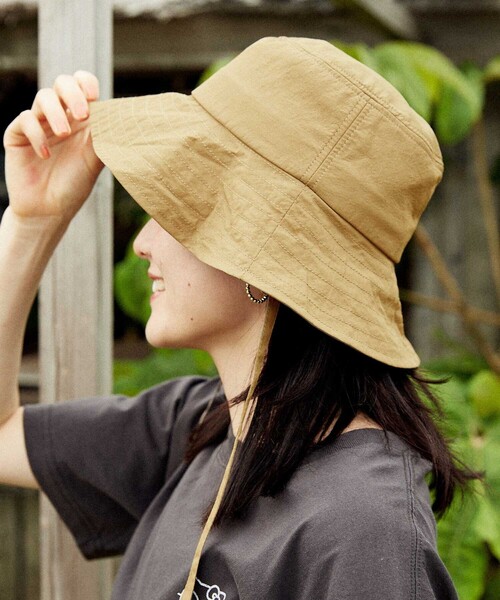 FREAK'S STORE（フリークスストア）の「【Beach & Festival】2way UV 撥水ナイロン 紐付きサファリハット（ハット・レディース・ブラック/オリーブ/ベージュ・ONE SIZE）」の5枚目の写真