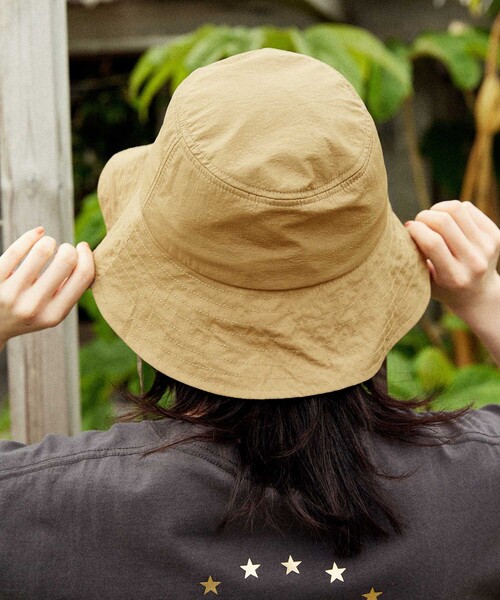 FREAK'S STORE（フリークスストア）の「【Beach & Festival】2way UV 撥水ナイロン 紐付きサファリハット（ハット・レディース・ブラック/オリーブ/ベージュ・ONE SIZE）」の6枚目の写真