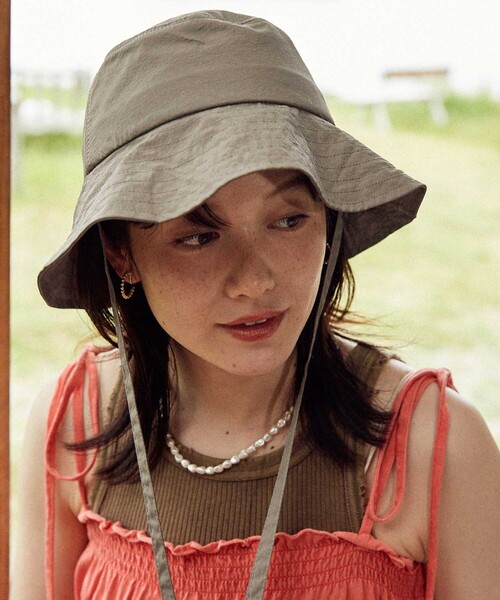 FREAK'S STORE（フリークスストア）の「【Beach & Festival】2way UV 撥水ナイロン 紐付きサファリハット（ハット・レディース・ブラック/オリーブ/ベージュ・ONE SIZE）」の7枚目の写真