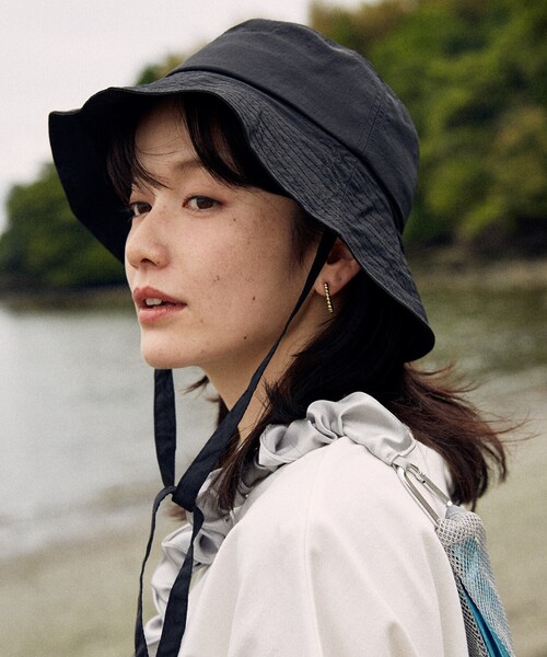 FREAK'S STORE（フリークスストア）の「【Beach & Festival】2way UV 撥水ナイロン 紐付きサファリハット（ハット・レディース・ブラック/オリーブ/ベージュ・ONE SIZE）」の12枚目の写真