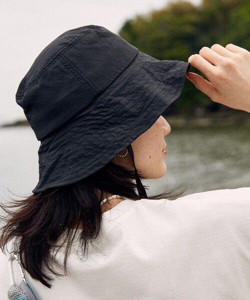 FREAK'S STORE（フリークスストア）の「【Beach & Festival】2way UV 撥水ナイロン 紐付きサファリハット（ハット・レディース・ブラック/オリーブ/ベージュ・ONE SIZE）」の13枚目の写真