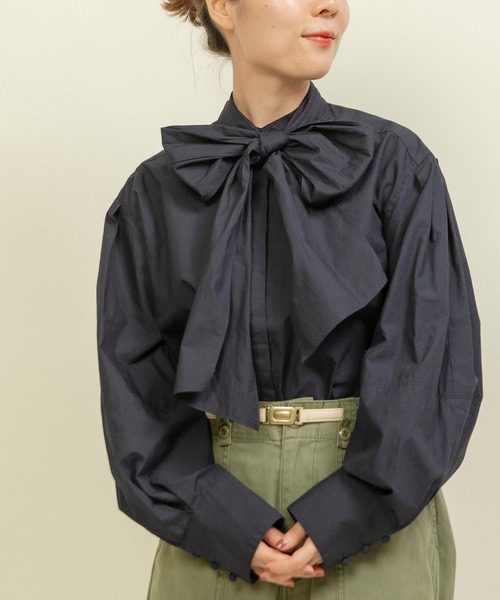 Dot&Stripes CHILD WOMAN(ドットアンドストライプス チャイルドウーマン)の「50タイプライター 切替袖 ボウタイブラウス(シャツ/ブラウス・レディース・ホワイト/ネイビー/マスタード・FREE)」の3枚目の写真