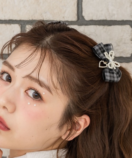 ROJITA（ロジータ）の「シアーチェックパールリボンクリップセット（バレッタ/ヘアクリップ・レディース・ブラック/ピンク・FREE）」の6枚目の写真