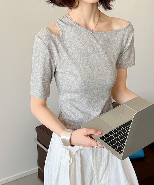 by LEGNA(バイレグナ)の「アシメオフショルダーT(Tシャツ/カットソー・レディース・ブラック/杢グレー/ホワイト・LARGE/MEDIUM)」の15枚目の写真