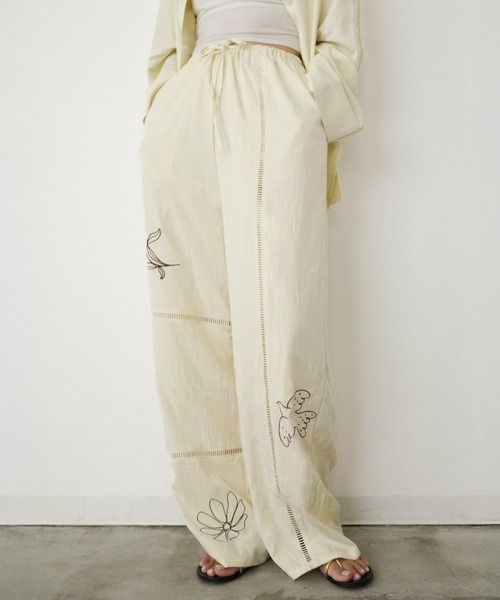 HEILIS(ヘイリス)の「【新色追加】【Hideka Original】刺繍パッチワークパンツ / セットアップ対応 ルーズシルエット イージーパンツ ロング丈 ウエストゴム パンツ ボトムス トレンド 韓国 ボタニカル ボヘミアン ボーホー カジュアル 秋服 春服 夏服 シャツ 刺繍 エンブロイダリー パッチワーク レース ブラック アイボリー ブラウン(その他パンツ・レディース・アイボリー/ブラック/ブラウン・FREE)」の2枚目の写真