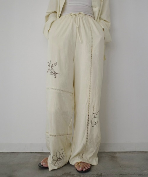 HEILIS(ヘイリス)の「【新色追加】【Hideka Original】刺繍パッチワークパンツ / セットアップ対応 ルーズシルエット イージーパンツ ロング丈 ウエストゴム パンツ ボトムス トレンド 韓国 ボタニカル ボヘミアン ボーホー カジュアル 秋服 春服 夏服 シャツ 刺繍 エンブロイダリー パッチワーク レース ブラック アイボリー ブラウン(その他パンツ・レディース・アイボリー/ブラック/ブラウン・FREE)」の4枚目の写真
