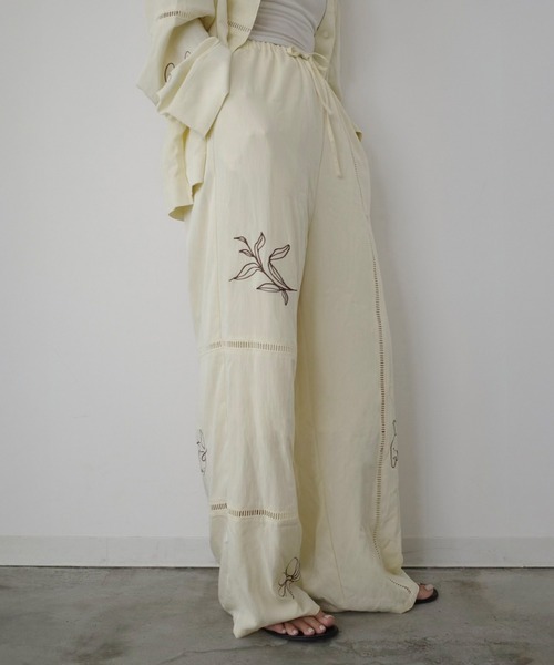 HEILIS(ヘイリス)の「【新色追加】【Hideka Original】刺繍パッチワークパンツ / セットアップ対応 ルーズシルエット イージーパンツ ロング丈 ウエストゴム パンツ ボトムス トレンド 韓国 ボタニカル ボヘミアン ボーホー カジュアル 秋服 春服 夏服 シャツ 刺繍 エンブロイダリー パッチワーク レース ブラック アイボリー ブラウン(その他パンツ・レディース・アイボリー/ブラック/ブラウン・FREE)」の5枚目の写真