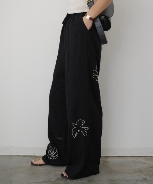 HEILIS(ヘイリス)の「【新色追加】【Hideka Original】刺繍パッチワークパンツ / セットアップ対応 ルーズシルエット イージーパンツ ロング丈 ウエストゴム パンツ ボトムス トレンド 韓国 ボタニカル ボヘミアン ボーホー カジュアル 秋服 春服 夏服 シャツ 刺繍 エンブロイダリー パッチワーク レース ブラック アイボリー ブラウン(その他パンツ・レディース・アイボリー/ブラック/ブラウン・FREE)」の12枚目の写真