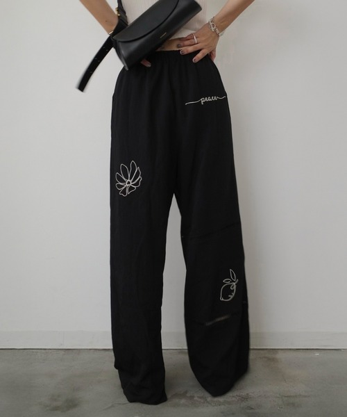 HEILIS(ヘイリス)の「【新色追加】【Hideka Original】刺繍パッチワークパンツ / セットアップ対応 ルーズシルエット イージーパンツ ロング丈 ウエストゴム パンツ ボトムス トレンド 韓国 ボタニカル ボヘミアン ボーホー カジュアル 秋服 春服 夏服 シャツ 刺繍 エンブロイダリー パッチワーク レース ブラック アイボリー ブラウン(その他パンツ・レディース・アイボリー/ブラック/ブラウン・FREE)」の13枚目の写真