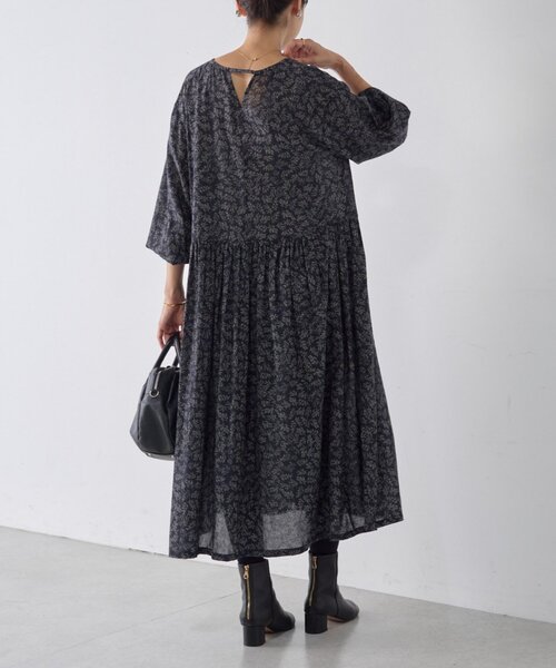 【新品未使用】BEARDSLEY ビアズリー　ギャザーワンピース　ライトカーキ セール】リーフプリントギャザーワンピース（ワンピース