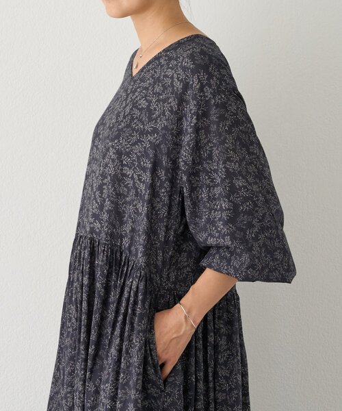 BEARDSLEY（ビアズリー）の「リーフプリントギャザーワンピース（ワンピース・レディース・ブラック・0/1/2）」の21枚目の写真