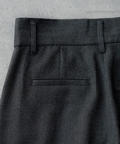 SINSS（シンス）の「3-Tuck wide straight slacks / 3タックワイドストレートスラックス（スラックス・メンズ・グレー系その他/ブラック系その他・SMALL/MEDIUM/LARGE/X-LARGE/X-SMALL）」の3枚目の写真