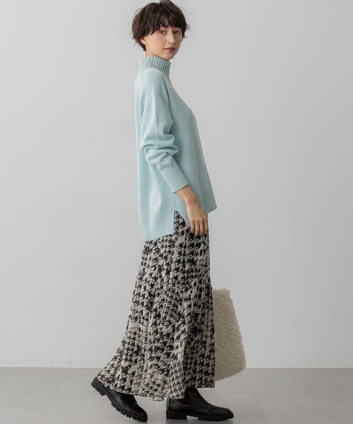 23区（ニジュウサンク）の「カシミヤブレンド ハイネック ニット（ニット/セーター・レディース・ホワイト系/ベージュ系/ライトグレー系/オールドローズ系/ライトグリーン系/ピーコックグリーン系/グレー系/ダルブルー系/パープル系・38）」の10枚目の写真