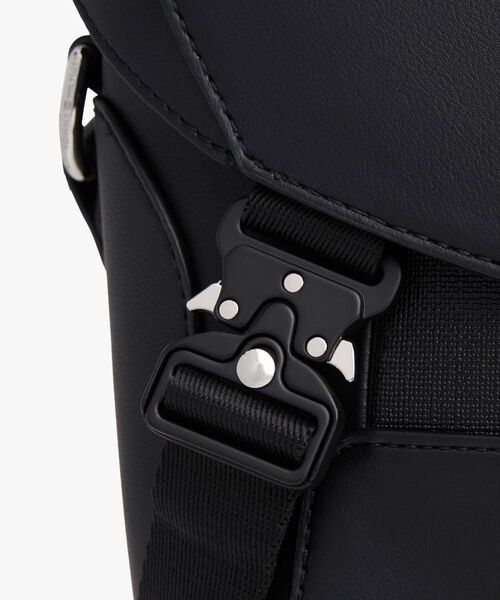 TOMMY HILFIGER（トミーヒルフィガー）の「モダンメッセンジャーバッグ（ボディバッグ/ウエストポーチ・メンズ・ブラック・FREE）」の5枚目の写真