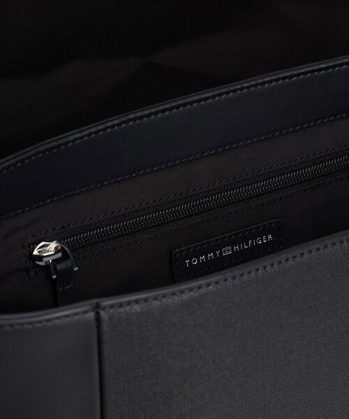 TOMMY HILFIGER（トミーヒルフィガー）の「モダンメッセンジャーバッグ（ボディバッグ/ウエストポーチ・メンズ・ブラック・FREE）」の2枚目の写真