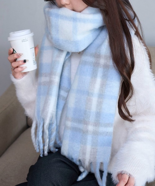 WEGO（ウィゴー）の「WEGO/ワイドフリンジストール（マフラー・レディース・ブラック/ブルー/ダークグレー/ライトピンク/グレー/その他13/ライム/その他10/ピンク/レッド/ブラウン/その他8/グリーン/ライトイエロー/その他7/ライトブラウン/オフホワイト/その他4/その他12/その他9/オレンジ/その他1/その他3/ライトパープル/その他5/その他2/その他11/その他6/その他17/その他15/ライトベージュ/ワイン/その他16/その他14/サックスブルー・FREE）」の22枚目の写真