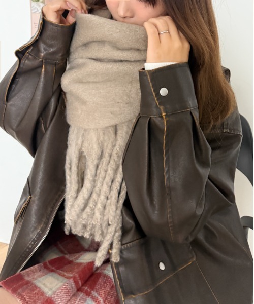 WEGO（ウィゴー）の「WEGO/ワイドフリンジストール（マフラー・レディース・ブラック/ブルー/ダークグレー/ライトピンク/グレー/その他13/ライム/その他10/ピンク/レッド/ブラウン/その他8/グリーン/ライトイエロー/その他7/ライトブラウン/オフホワイト/その他4/その他12/その他9/オレンジ/その他1/その他3/ライトパープル/その他5/その他2/その他11/その他6/その他17/その他15/ライトベージュ/ワイン/その他16/その他14/サックスブルー・FREE）」の6枚目の写真