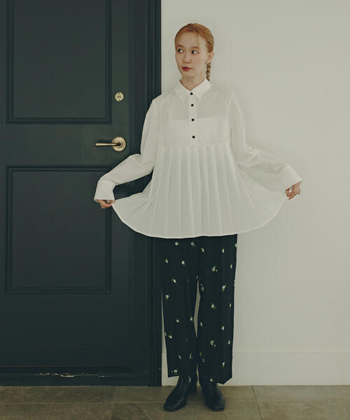 N.（N. Natural Beauty Basic）（エヌエヌナチュラルビューティーベーシック）の「プリーツペプラムブラウス（シャツ/ブラウス・レディース・ブラウン/ブルー/オフホワイト・MEDIUM）」の2枚目の写真