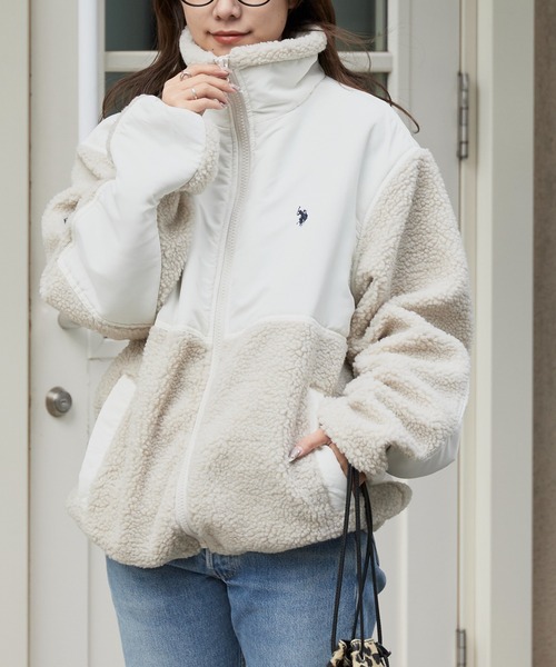 U.S. POLO ASSN.（ユーエスポロアッスン）の「U.S. POLO ASSN./ユーエスポロアッスン ブランドロゴ 切り替えデザイン ボアジャケット（ブルゾン・メンズ・ブラック/カーキ/アイボリー/ネイビー・M/S/L）」の2枚目の写真