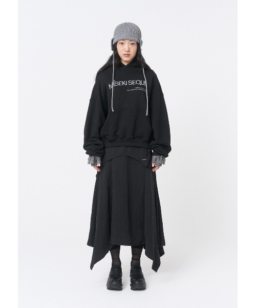 Miseki SEOUL(ミセキソウル)の「LOGO SWEAT HOODIE(パーカー・レディース・ブラック/チャコールグレー・OS)」の6枚目の写真