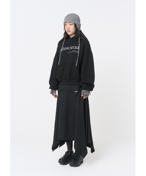 Miseki SEOUL(ミセキソウル)の「LOGO SWEAT HOODIE(パーカー・レディース・ブラック/チャコールグレー・OS)」の7枚目の写真