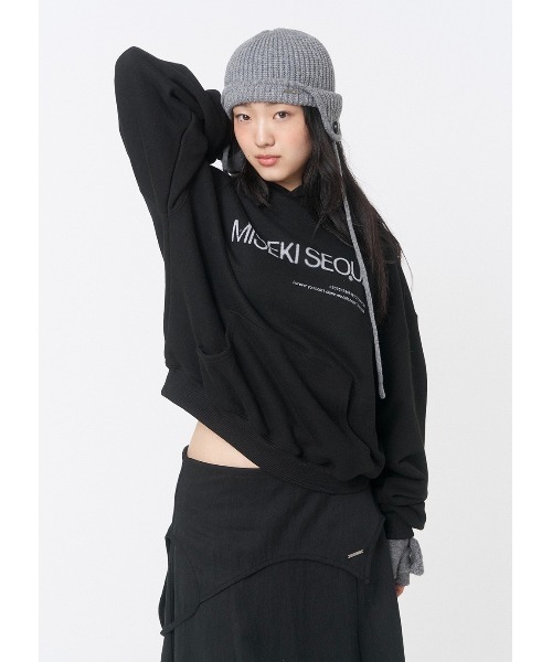 Miseki SEOUL(ミセキソウル)の「LOGO SWEAT HOODIE(パーカー・レディース・ブラック/チャコールグレー・OS)」の10枚目の写真