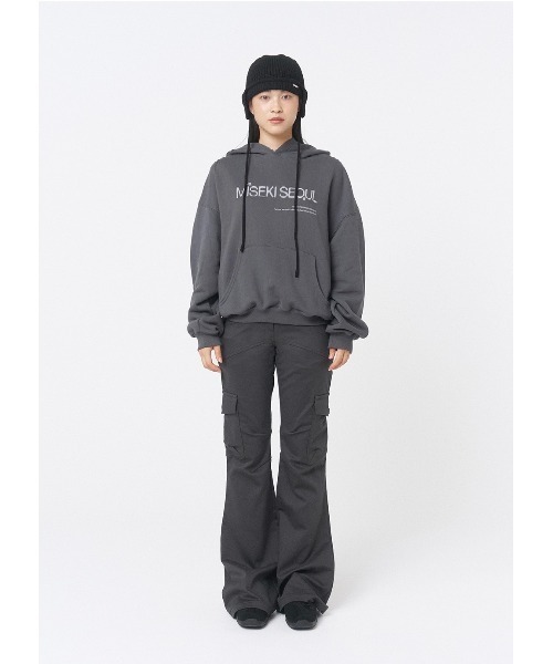 Miseki SEOUL(ミセキソウル)の「LOGO SWEAT HOODIE(パーカー・レディース・ブラック/チャコールグレー・OS)」の13枚目の写真