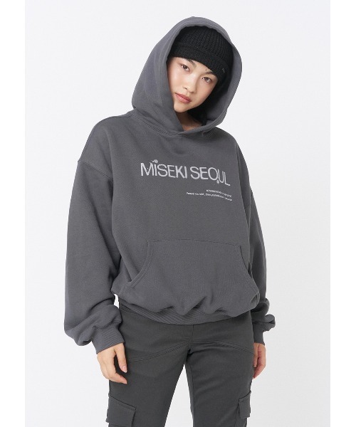 Miseki SEOUL(ミセキソウル)の「LOGO SWEAT HOODIE(パーカー・レディース・ブラック/チャコールグレー・OS)」の17枚目の写真
