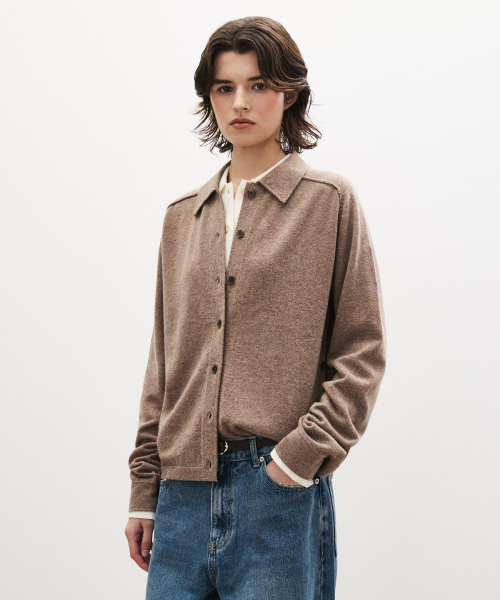 SUARE WOMEN(スアレウーマン)の「(ウィメンズ)カシミヤウールサドルカーディガン - 4カラー(カーディガン/ボレロ・レディース・ライトブラウン/アイボリー/インディゴブルー/ライトグレー・MEDIUM/LARGE/SMALL)」の7枚目の写真