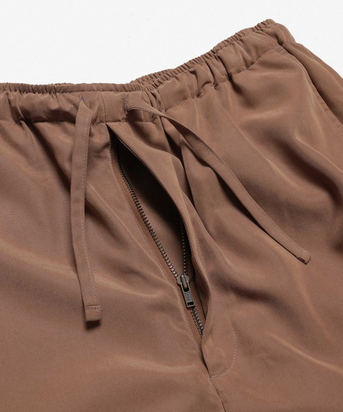 MR.OLIVE（ミスターオリーブ）の「T/R POWDER CLOTH / DRAWSTRING TAPERED PANTS /M261119（チノパンツ・メンズ・ブラック/キャメル・SMALL/MEDIUM/LARGE）」の10枚目の写真