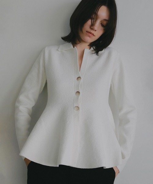 MANOF(マノフ)の「VOLUME PEPLUM KNIT CARDIGAN(カーディガン/ボレロ・レディース・ブラック/アイボリー・F)」の1枚目の写真