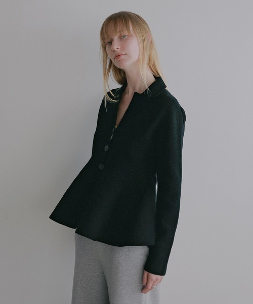 MANOF(マノフ)の「VOLUME PEPLUM KNIT CARDIGAN(カーディガン/ボレロ・レディース・ブラック/アイボリー・F)」の2枚目の写真