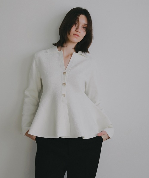 MANOF(マノフ)の「VOLUME PEPLUM KNIT CARDIGAN(カーディガン/ボレロ・レディース・ブラック/アイボリー・F)」の3枚目の写真