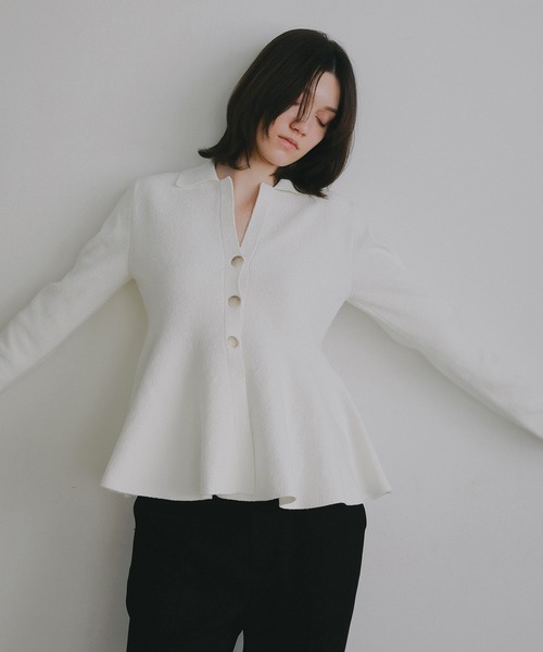 MANOF(マノフ)の「VOLUME PEPLUM KNIT CARDIGAN(カーディガン/ボレロ・レディース・ブラック/アイボリー・F)」の4枚目の写真